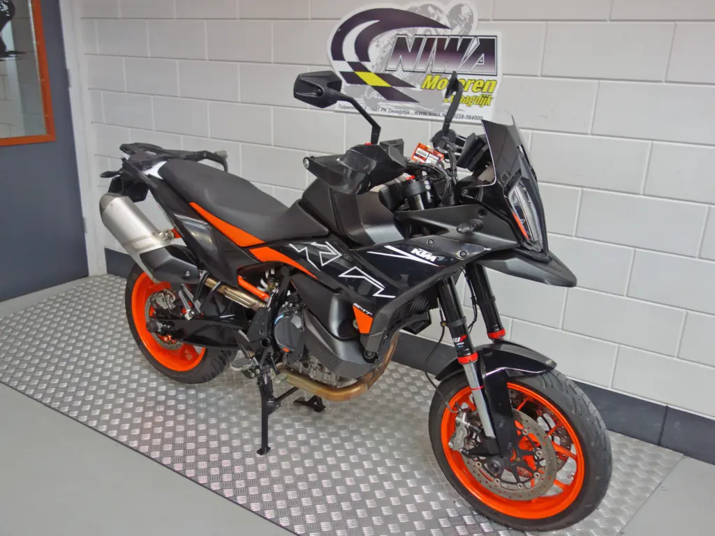 Gebruikte KTM 890 SMT tour met 889cc motor uit 2024 bij NIWA Motoren