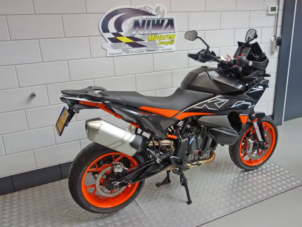 Gebruikte KTM 890 SMT tour met 889cc motor uit 2024 bij NIWA Motoren