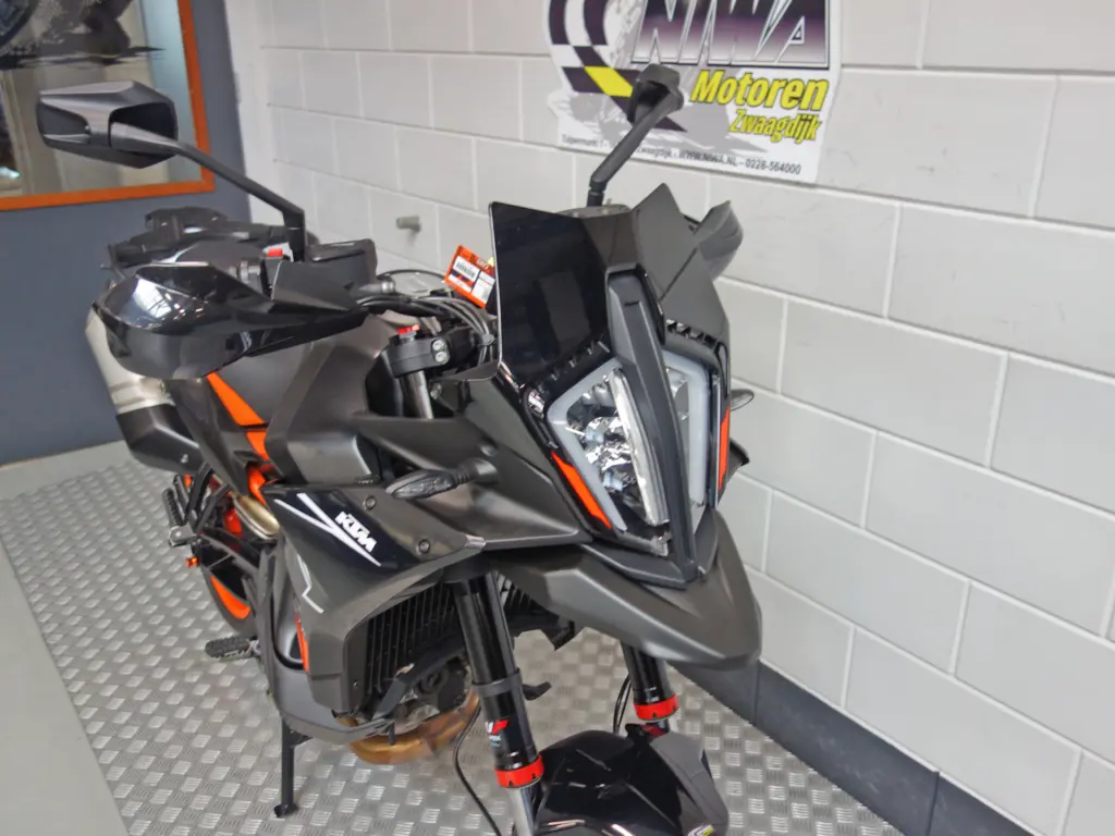 Gebruikte KTM 890 SMT tour met 889cc motor uit 2024 bij NIWA Motoren