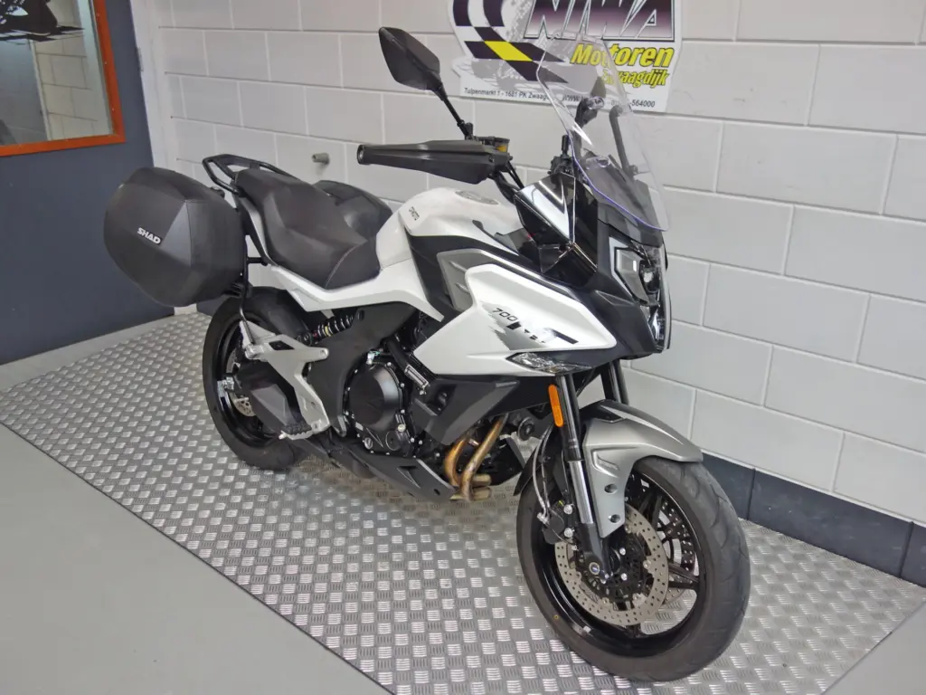 Gebruikte CFMOTO 700 MT all-road met 693cc motor uit 2025 bij NIWA Motoren