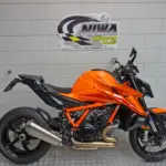 Gebruikte KTM 1390 Super Duke naked bike met 1350cc motor uit 2024 bij NIWA Motoren