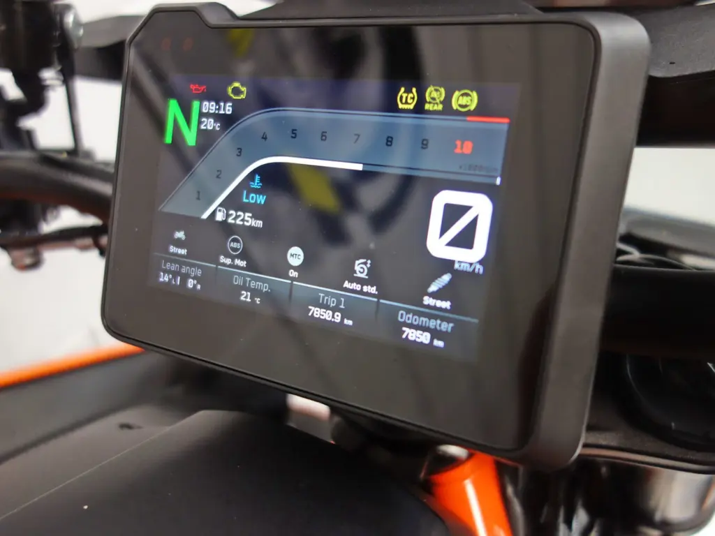 Gebruikte KTM 1390 Super Duke naked bike met 1350cc motor uit 2024 bij NIWA Motoren