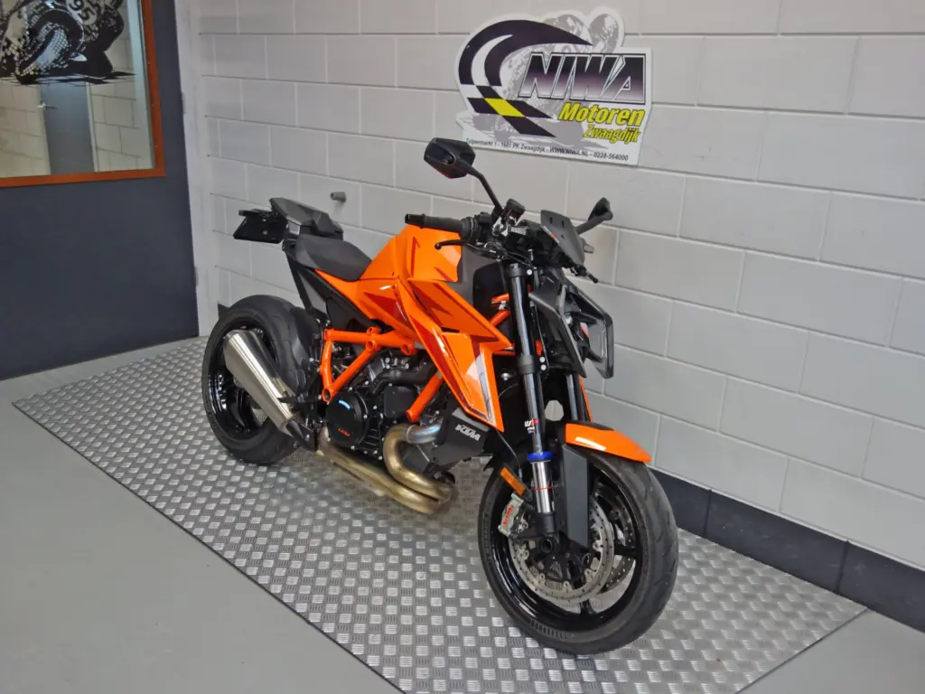 Gebruikte KTM 1390 Super Duke naked bike met 1350cc motor uit 2024 bij NIWA Motoren