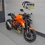Gebruikte KTM 1390 Super Duke naked bike met 1350cc motor uit 2024 bij NIWA Motoren