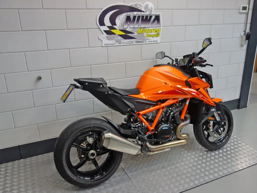 Gebruikte KTM 1390 Super Duke naked bike met 1350cc motor uit 2024 bij NIWA Motoren