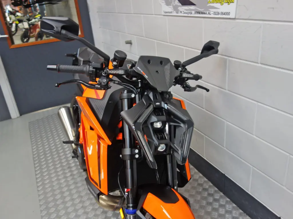 Gebruikte KTM 1390 Super Duke naked bike met 1350cc motor uit 2024 bij NIWA Motoren