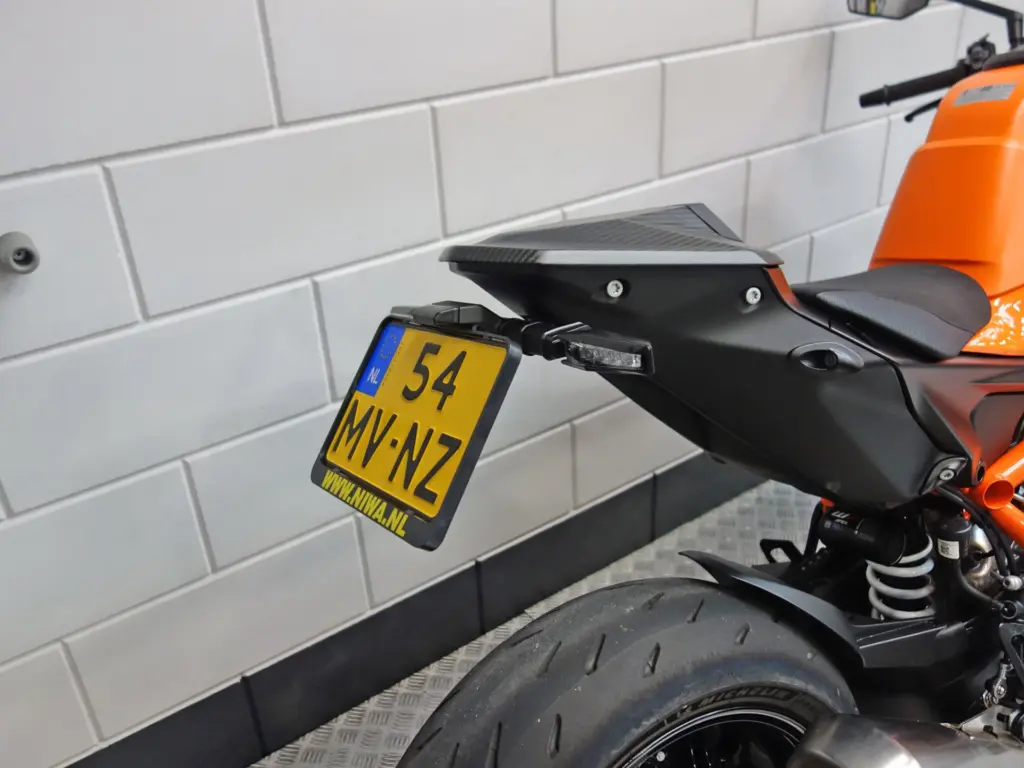 Gebruikte KTM 1390 Super Duke naked bike met 1350cc motor uit 2024 bij NIWA Motoren