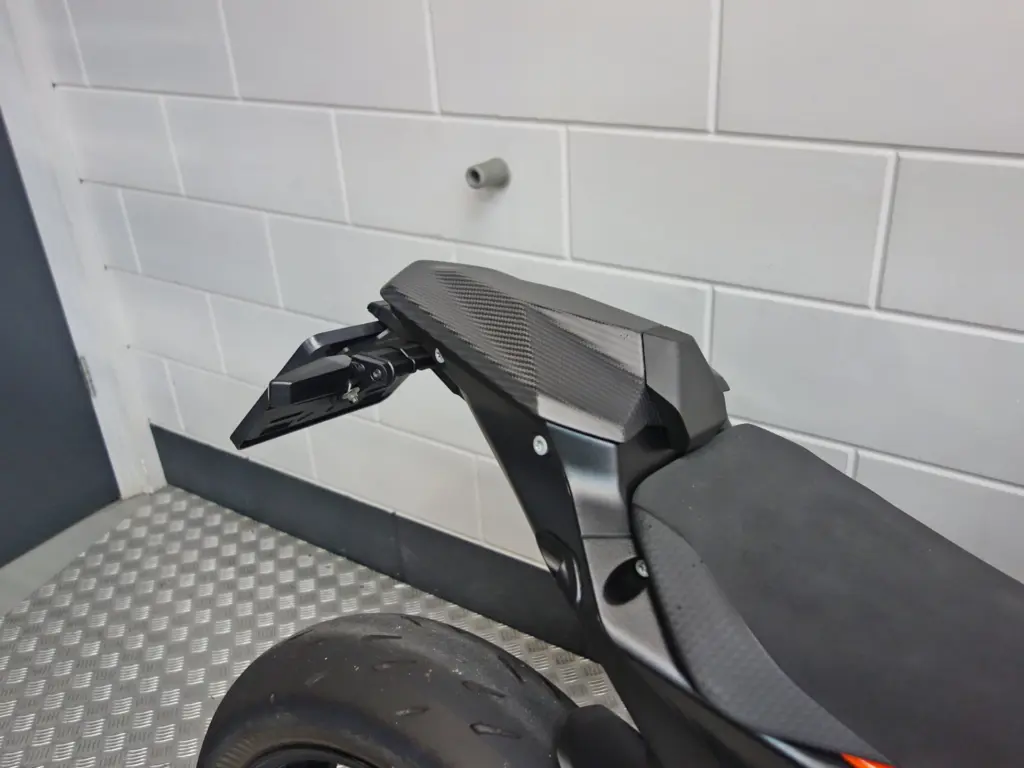 Gebruikte KTM 1390 Super Duke naked bike met 1350cc motor uit 2024 bij NIWA Motoren