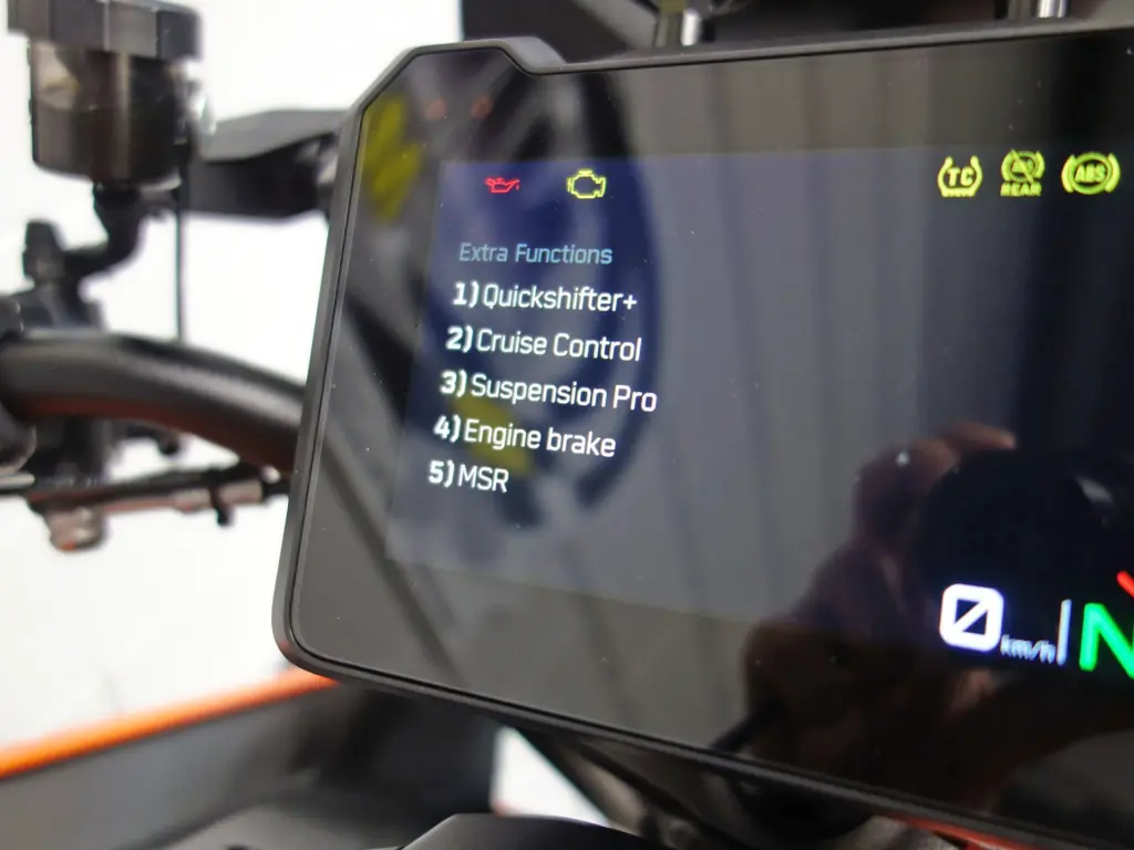 Gebruikte KTM 1390 Super Duke naked bike met 1350cc motor uit 2024 bij NIWA Motoren