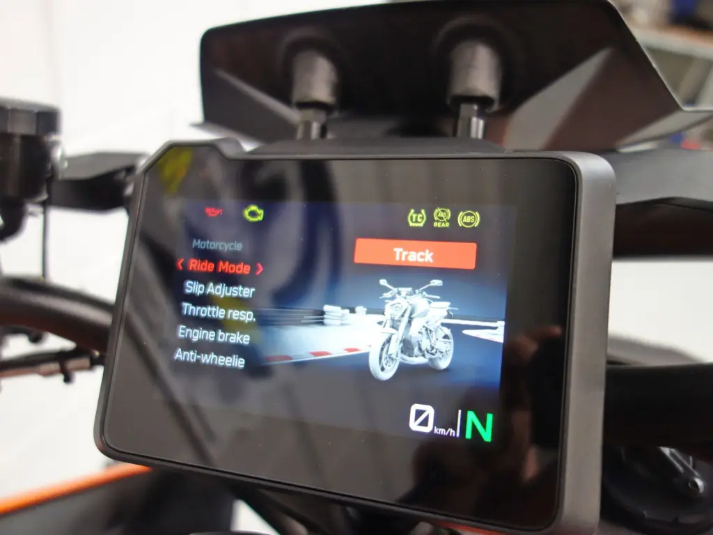 Gebruikte KTM 1390 Super Duke naked bike met 1350cc motor uit 2024 bij NIWA Motoren