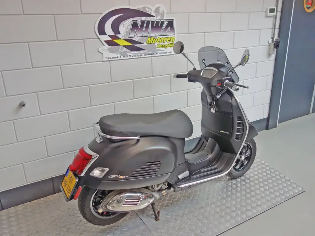 Gebruikte Vespa Gts 300 motorscooter met 278cc motor uit 2022 bij NIWA Motoren