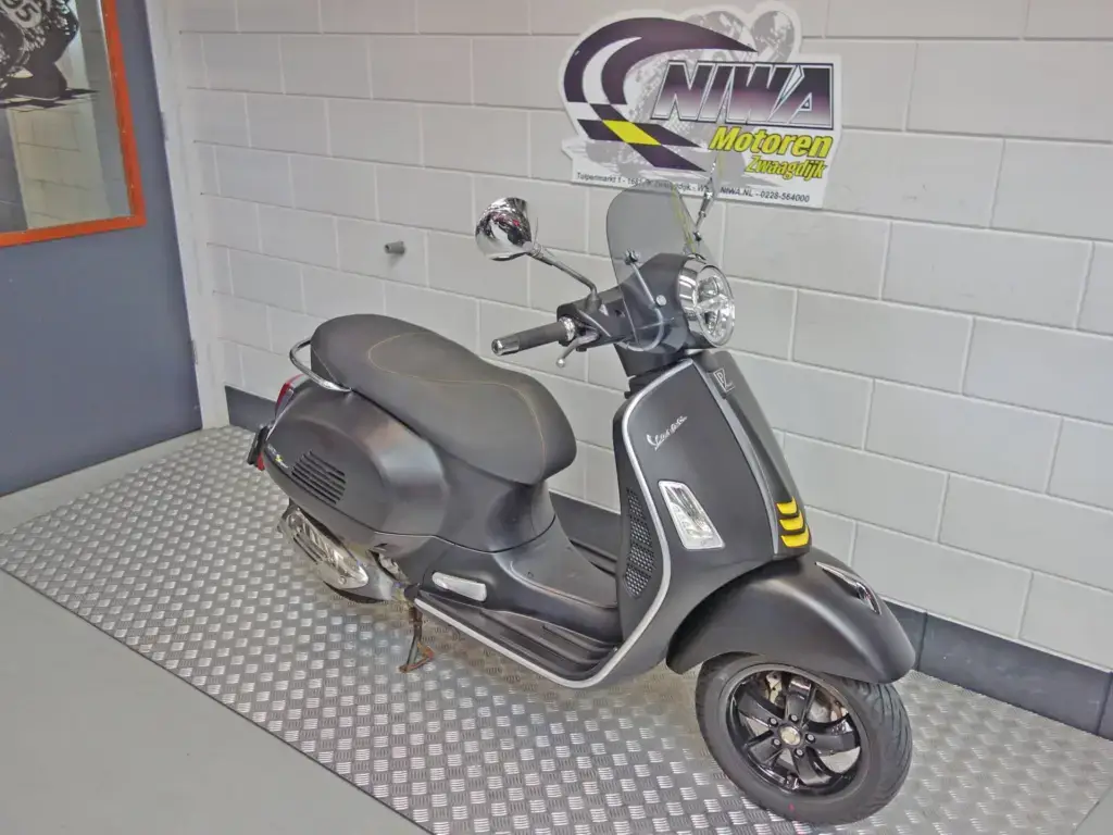 Gebruikte Vespa Gts 300 motorscooter met 278cc motor uit 2022 bij NIWA Motoren