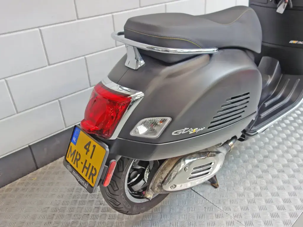 Gebruikte Vespa Gts 300 motorscooter met 278cc motor uit 2022 bij NIWA Motoren