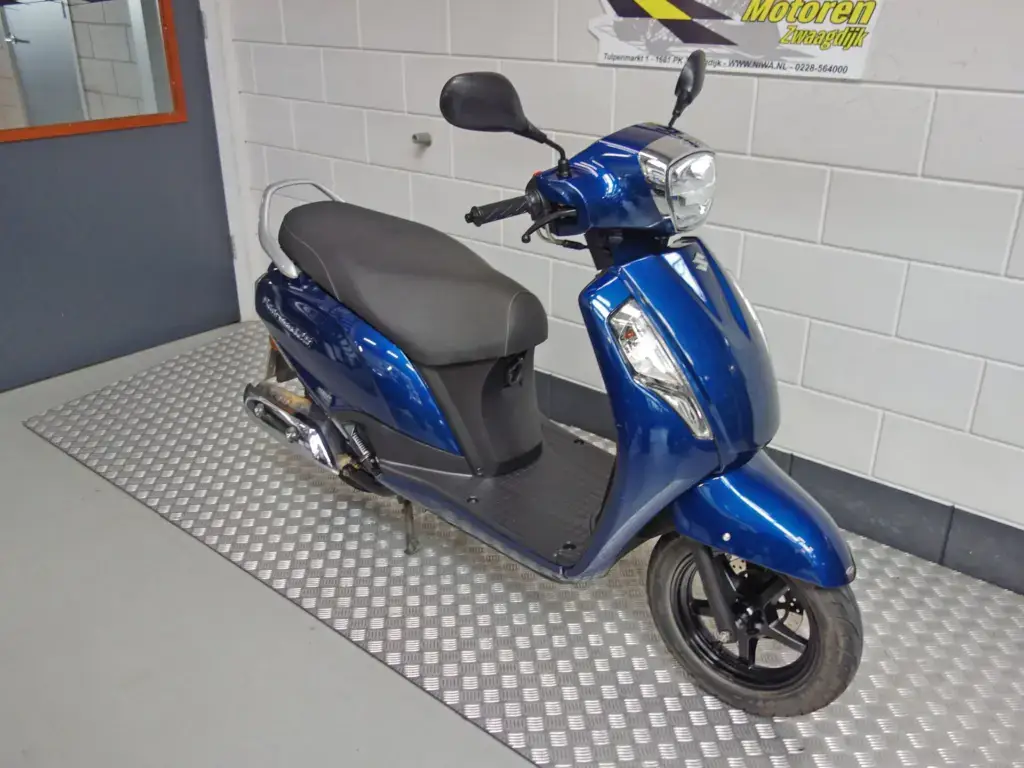 Gebruikte Suzuki Address motorscooter met 124cc motor uit 2024 bij NIWA Motoren