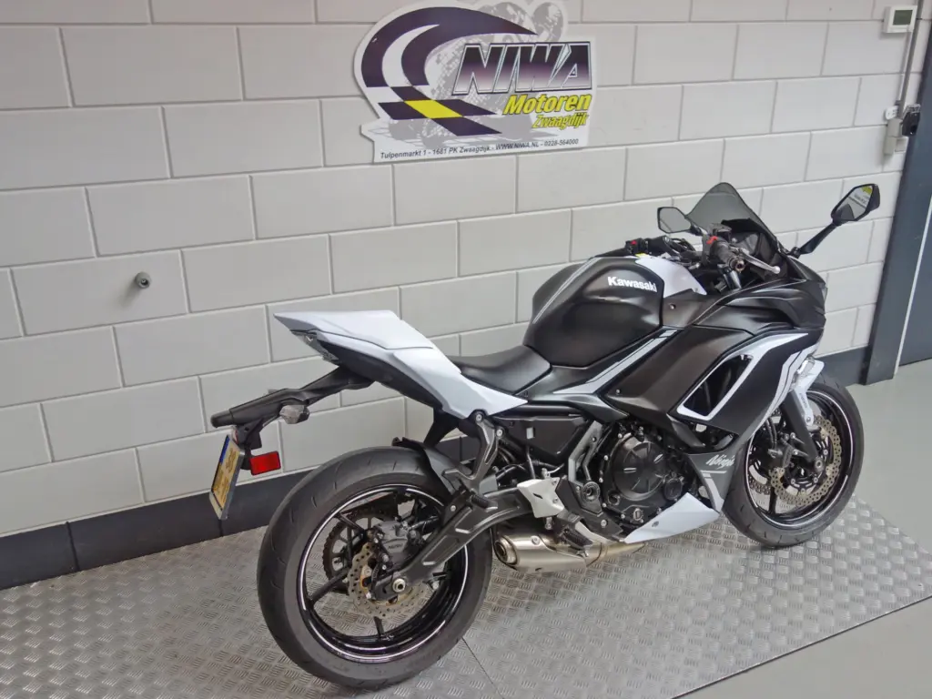 Gebruikte Kawasaki Ninja 650 tour met 649cc motor uit 2020 bij NIWA Motoren