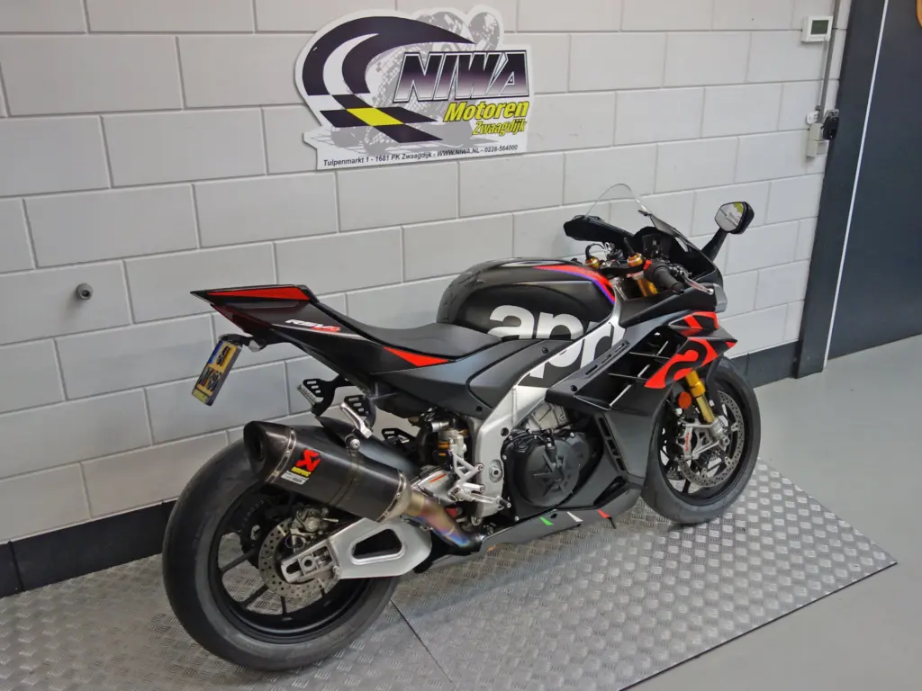 Gebruikte Aprilia RSV4 sport met 1099cc motor uit 2023 bij NIWA Motoren