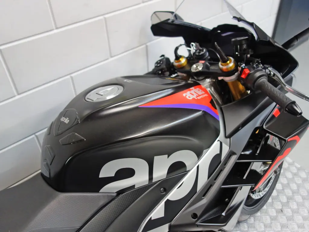 Gebruikte Aprilia RSV4 sport met 1099cc motor uit 2023 bij NIWA Motoren
