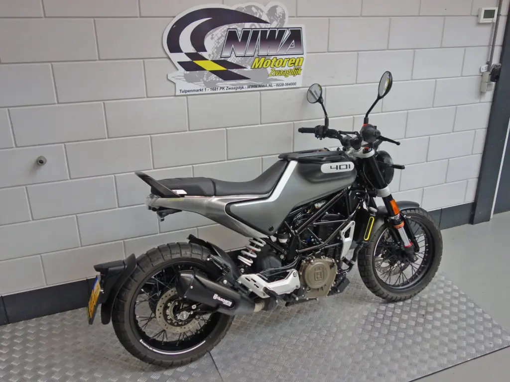 Gebruikte Husqvarna Svartpilen 401 tour met 373cc motor uit 2021 bij NIWA Motoren