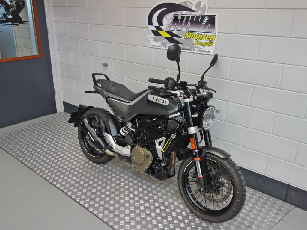 Gebruikte Husqvarna Svartpilen 401 tour met 373cc motor uit 2021 bij NIWA Motoren