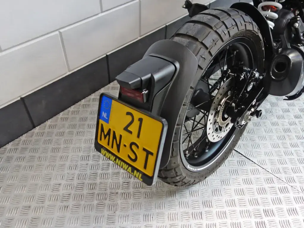 Gebruikte Husqvarna Svartpilen 401 tour met 373cc motor uit 2021 bij NIWA Motoren