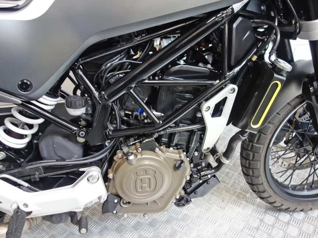 Gebruikte Husqvarna Svartpilen 401 tour met 373cc motor uit 2021 bij NIWA Motoren