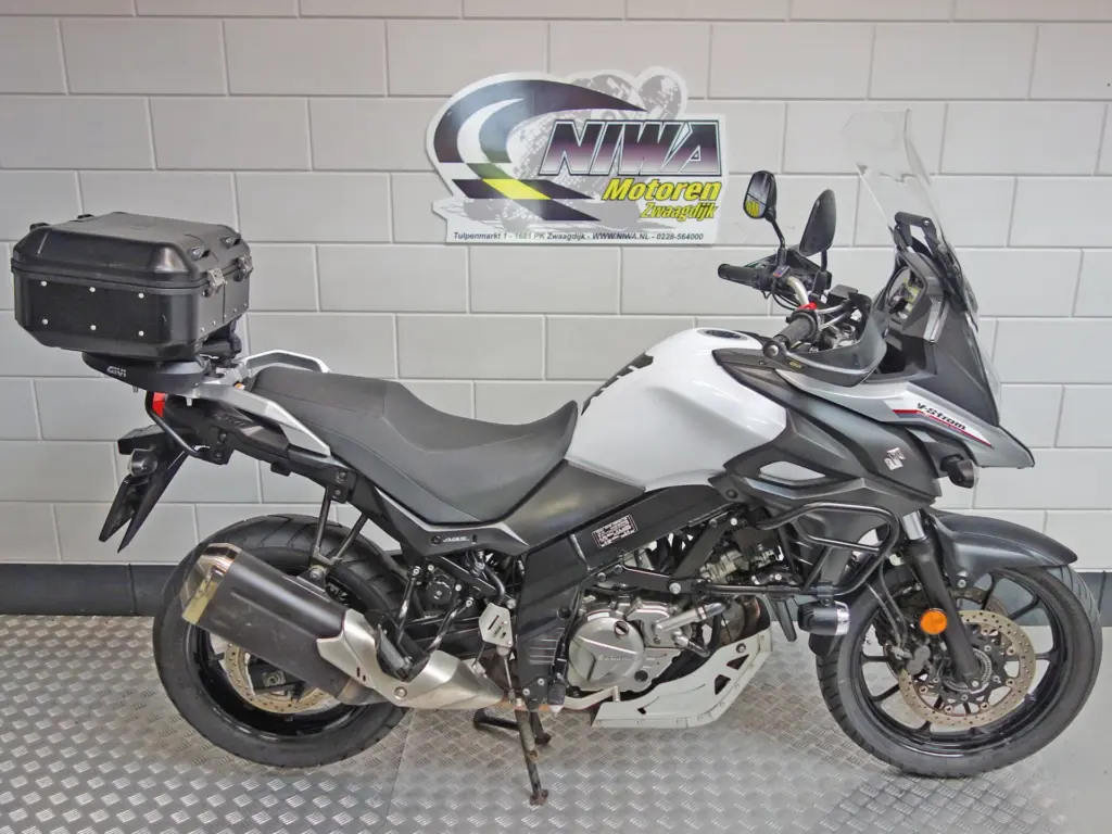 Gebruikte Suzuki V-Strom 650 all-road met 645cc motor uit 2018 bij NIWA Motoren