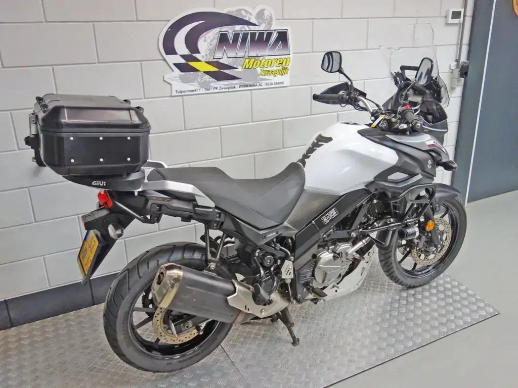 Gebruikte Suzuki V-Strom 650 all-road met 645cc motor uit 2018 bij NIWA Motoren