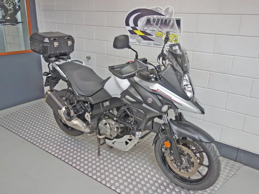 Gebruikte Suzuki V-Strom 650 all-road met 645cc motor uit 2018 bij NIWA Motoren