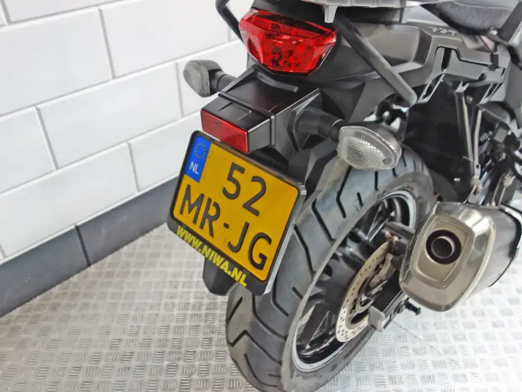 Gebruikte Suzuki V-Strom 650 all-road met 645cc motor uit 2018 bij NIWA Motoren
