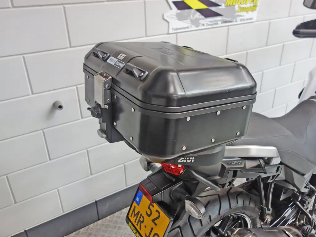 Gebruikte Suzuki V-Strom 650 all-road met 645cc motor uit 2018 bij NIWA Motoren