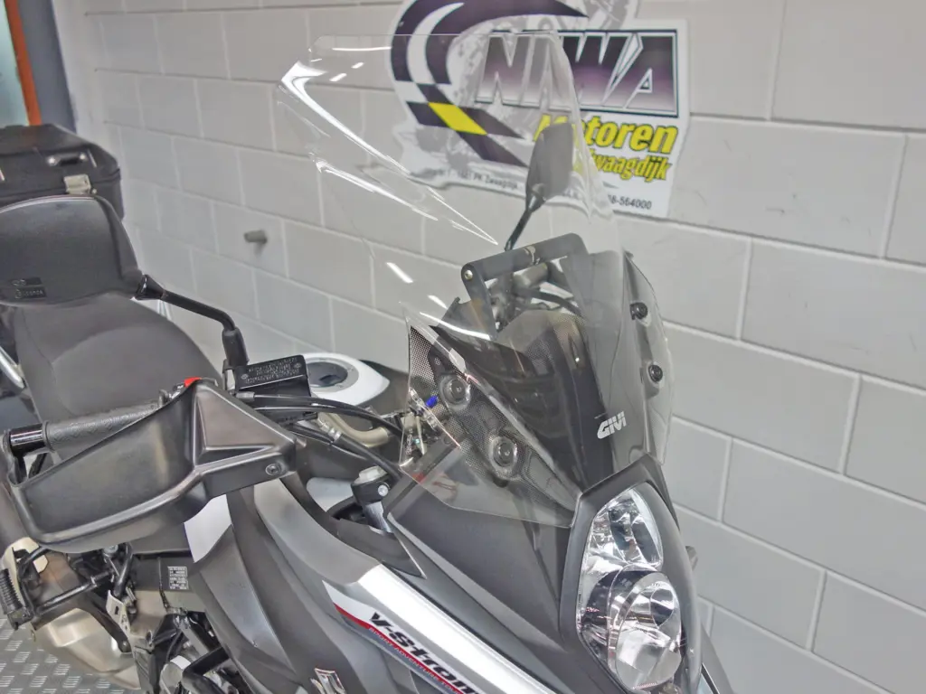 Gebruikte Suzuki V-Strom 650 all-road met 645cc motor uit 2018 bij NIWA Motoren