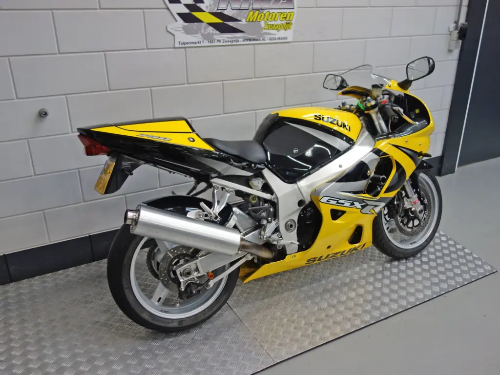 Gebruikte Suzuki GSX-R 750 sport met 749cc motor uit 2000 bij NIWA Motoren