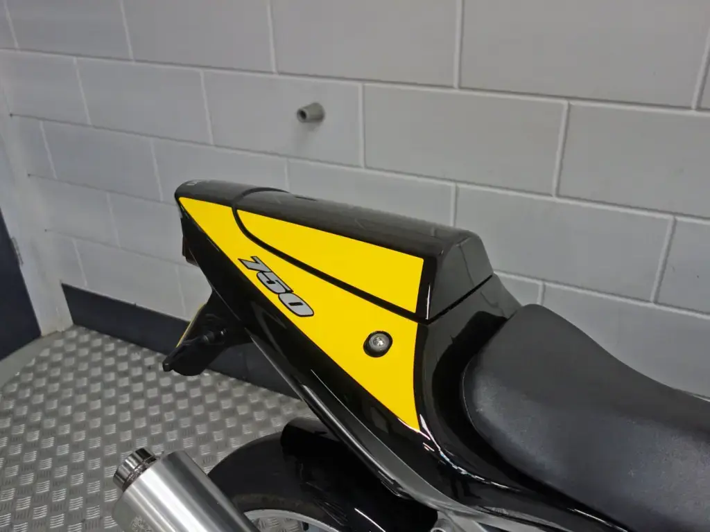 Gebruikte Suzuki GSX-R 750 sport met 749cc motor uit 2000 bij NIWA Motoren