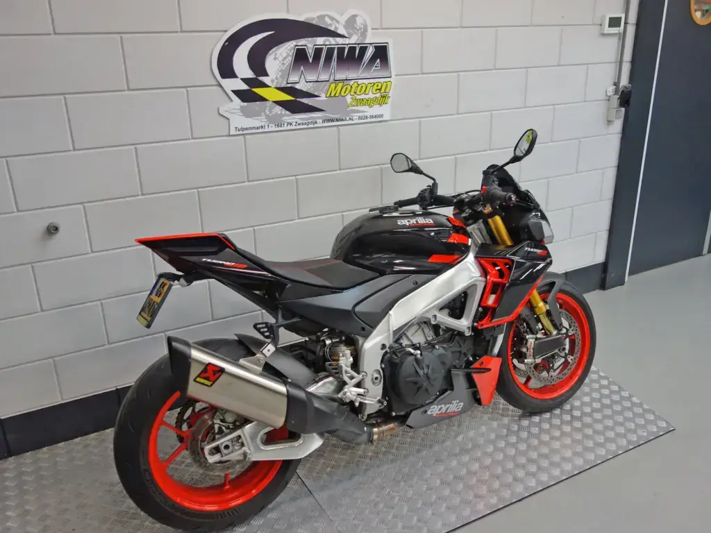 Gebruikte Aprilia Tuono V4 sport met 1077cc motor uit 2021 bij NIWA Motoren