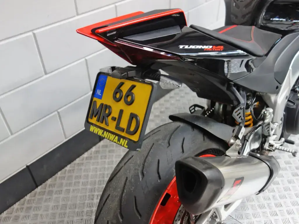 Gebruikte Aprilia Tuono V4 sport met 1077cc motor uit 2021 bij NIWA Motoren
