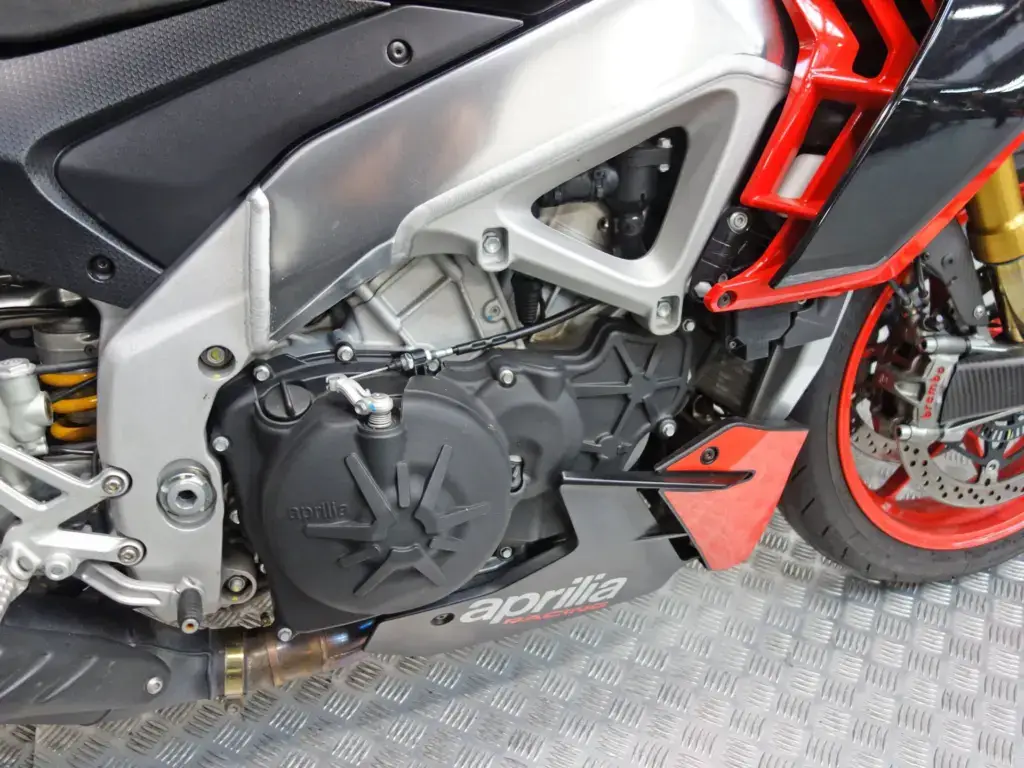 Gebruikte Aprilia Tuono V4 sport met 1077cc motor uit 2021 bij NIWA Motoren
