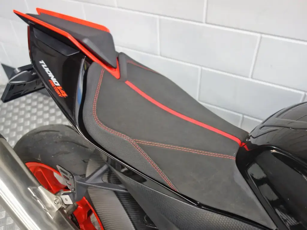 Gebruikte Aprilia Tuono V4 sport met 1077cc motor uit 2021 bij NIWA Motoren