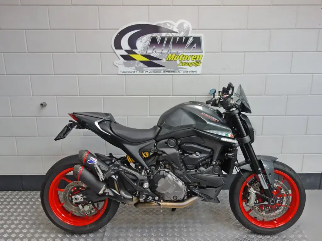 Gebruikte Ducati Monster naked bike met 937cc motor uit 2022 bij NIWA Motoren