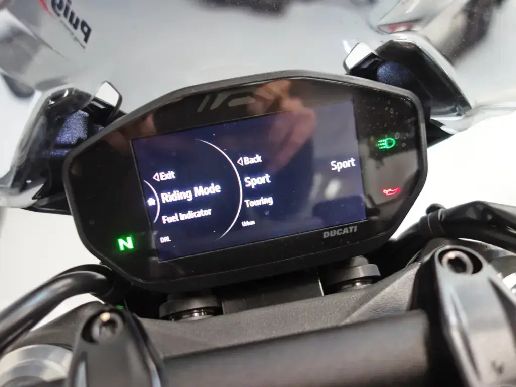 Gebruikte Ducati Monster naked bike met 937cc motor uit 2022 bij NIWA Motoren
