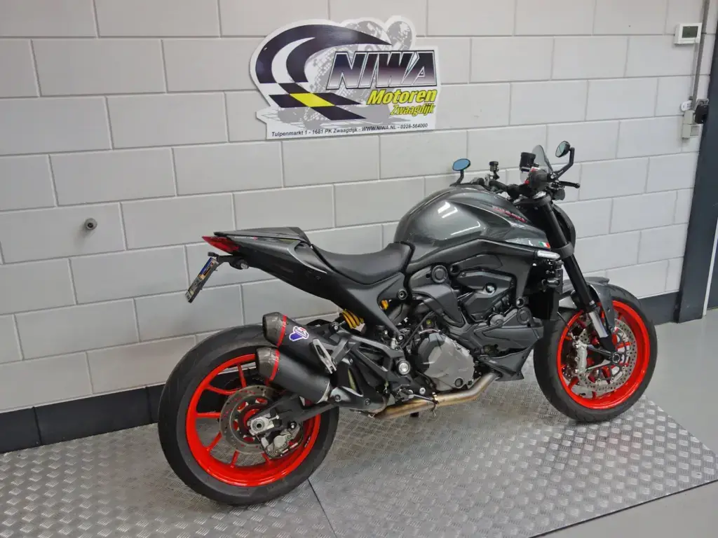 Gebruikte Ducati Monster naked bike met 937cc motor uit 2022 bij NIWA Motoren