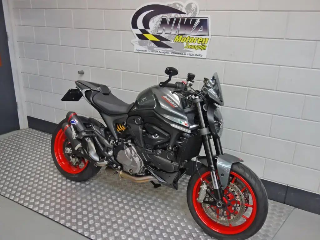 Gebruikte Ducati Monster naked bike met 937cc motor uit 2022 bij NIWA Motoren