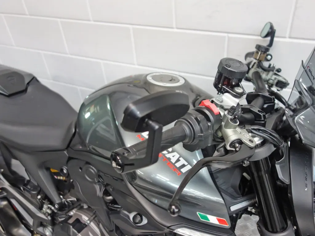 Gebruikte Ducati Monster naked bike met 937cc motor uit 2022 bij NIWA Motoren