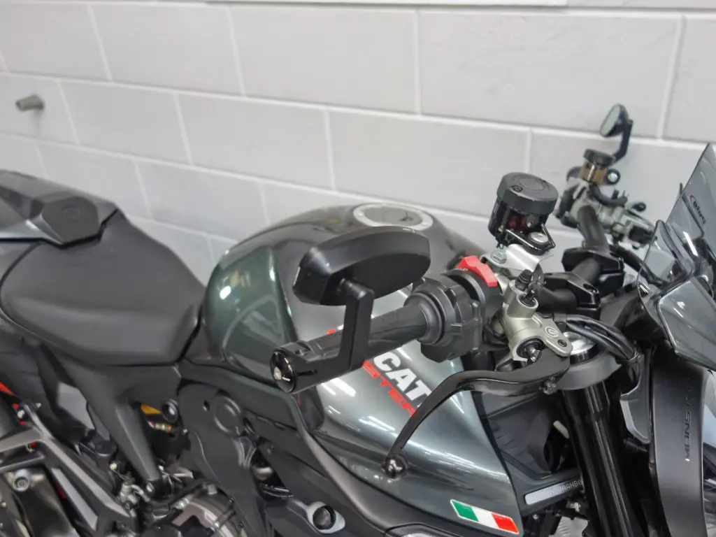 Gebruikte Ducati Monster naked bike met 937cc motor uit 2022 bij NIWA Motoren