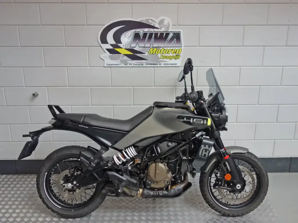 Gebruikte Husqvarna Svartpilen 401 naked bike met 399cc motor uit 2025 bij NIWA Motoren