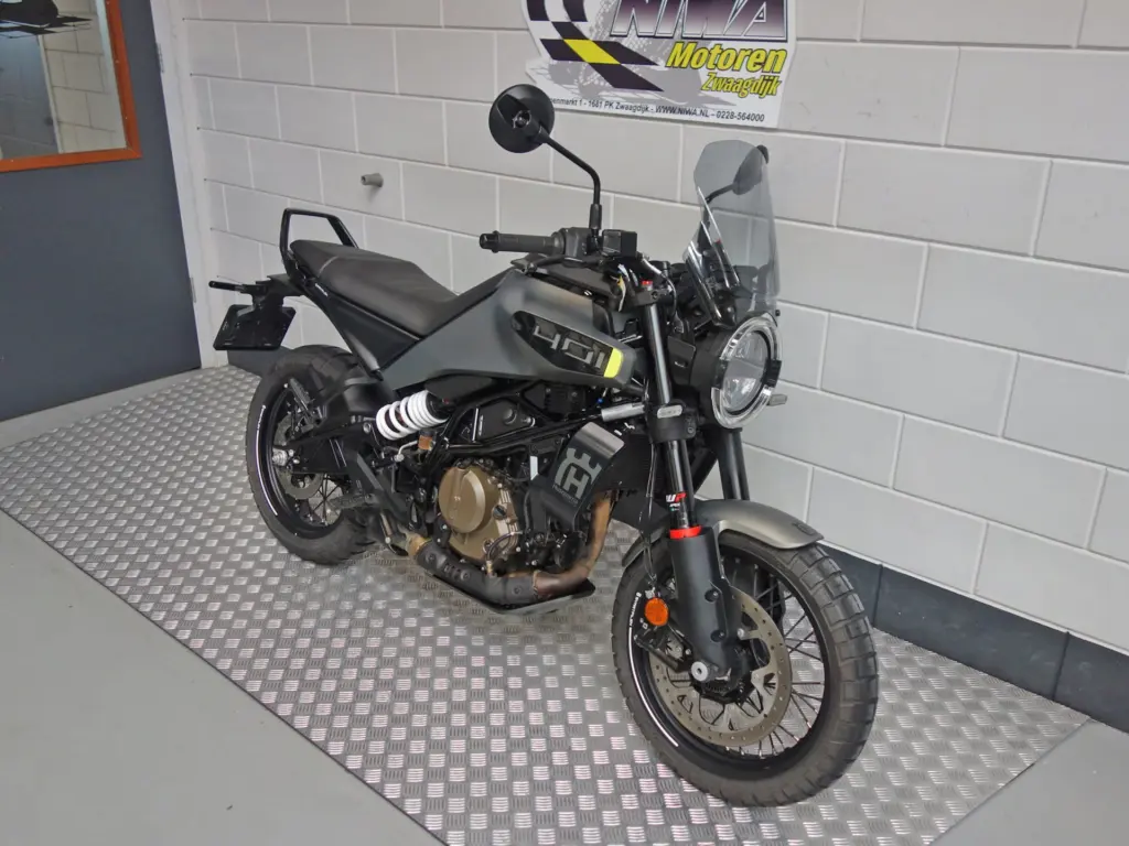 Gebruikte Husqvarna Svartpilen 401 naked bike met 399cc motor uit 2025 bij NIWA Motoren