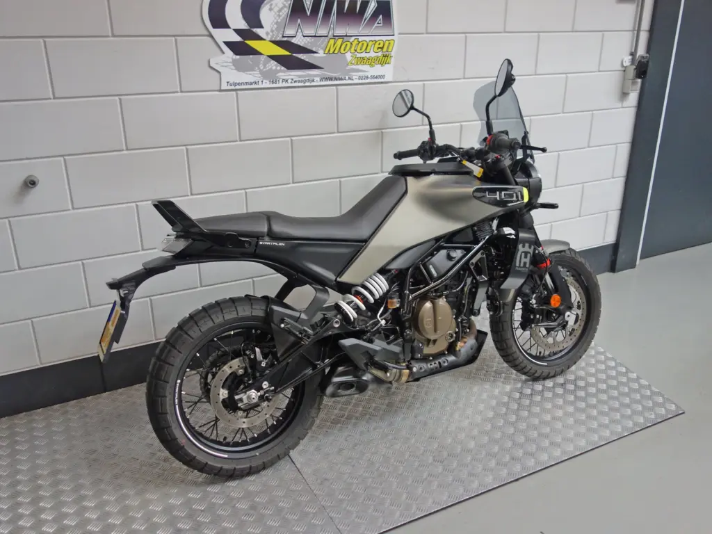 Gebruikte Husqvarna Svartpilen 401 naked bike met 399cc motor uit 2025 bij NIWA Motoren