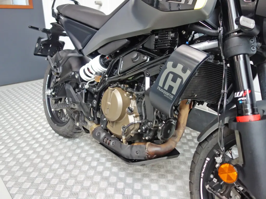 Gebruikte Husqvarna Svartpilen 401 naked bike met 399cc motor uit 2025 bij NIWA Motoren