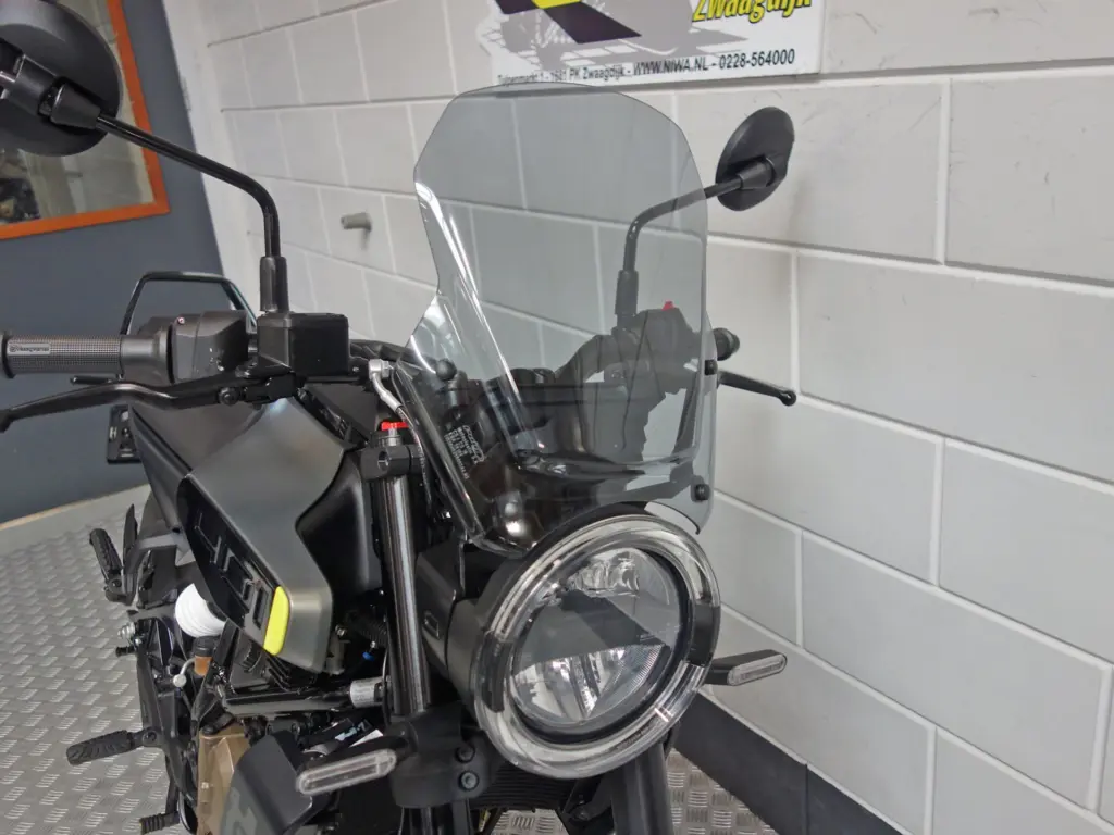 Gebruikte Husqvarna Svartpilen 401 naked bike met 399cc motor uit 2025 bij NIWA Motoren