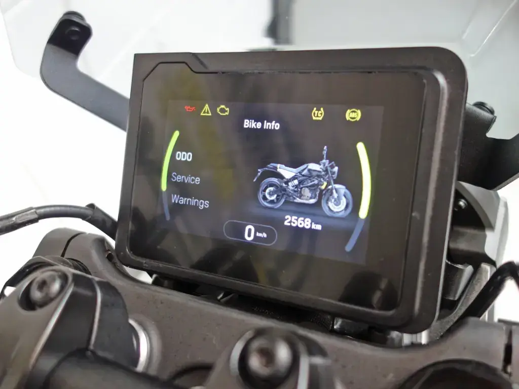 Gebruikte Husqvarna Svartpilen 401 naked bike met 399cc motor uit 2025 bij NIWA Motoren