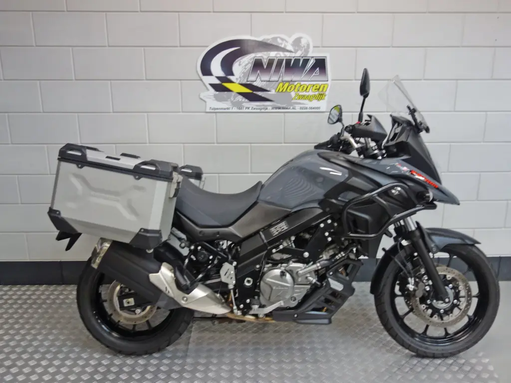 Gebruikte Suzuki V-Strom 650 all-road met 645cc motor uit 2020 bij NIWA Motoren